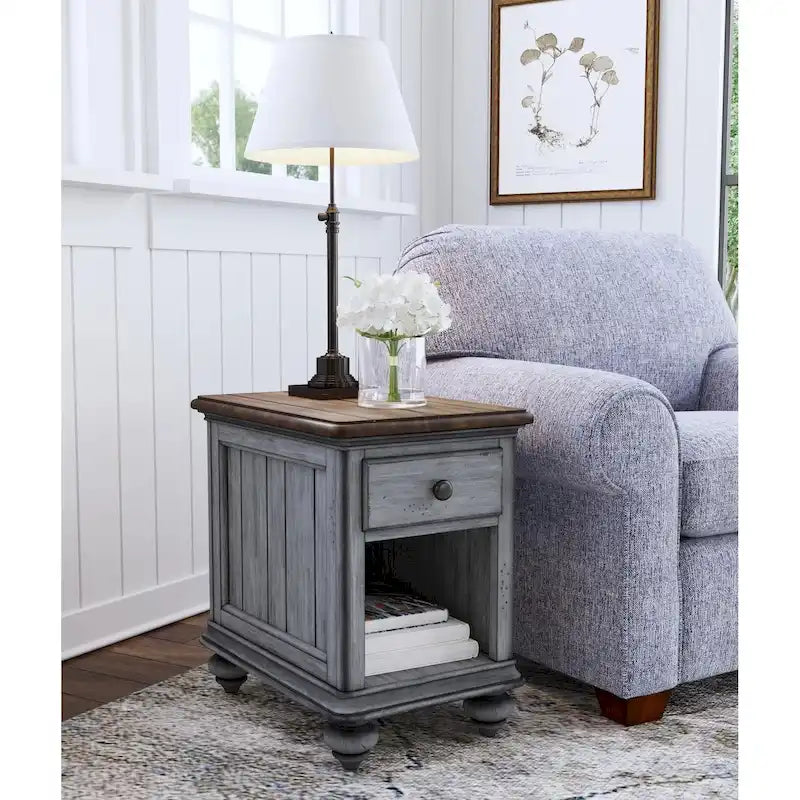 Table d'appoint en bois brun avec un tiroir