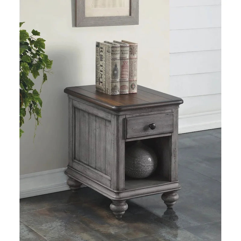 Table d'appoint en bois brun avec un tiroir